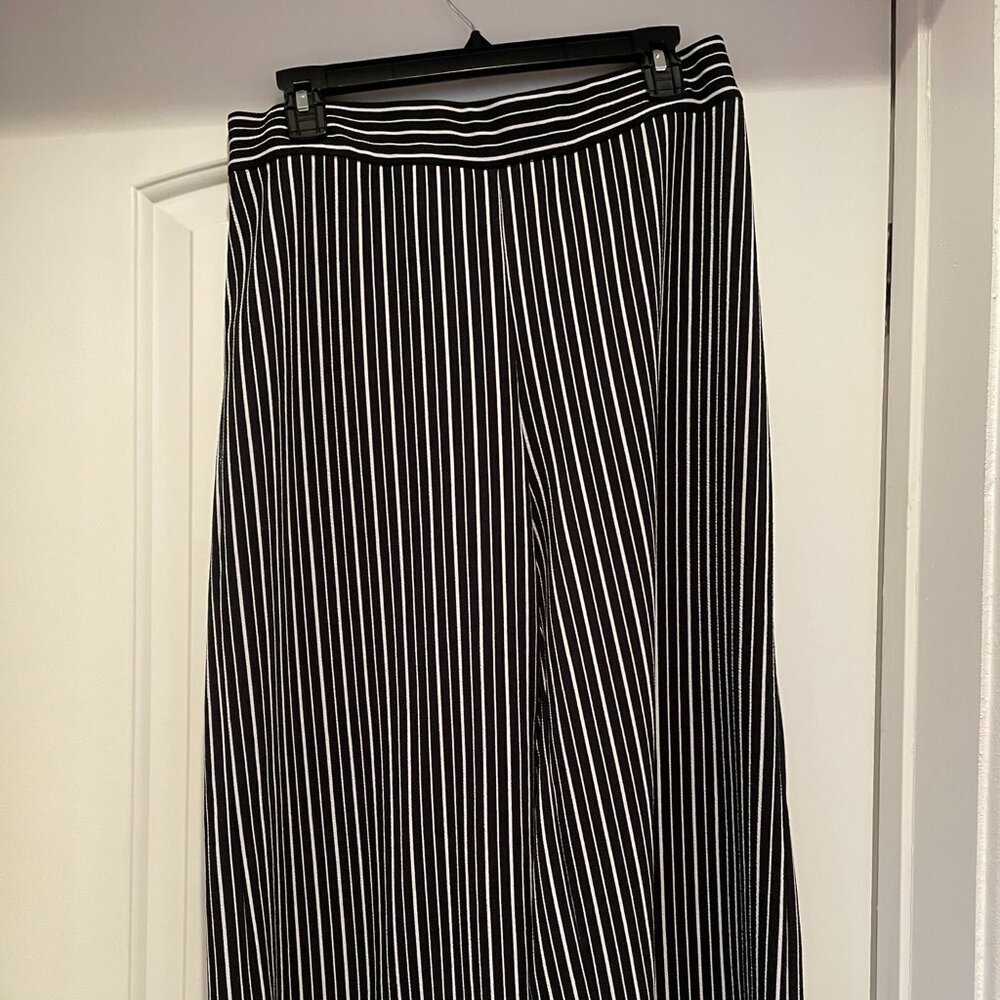 Leighton Stretchy Cropped Black and White Striped Pants, size large